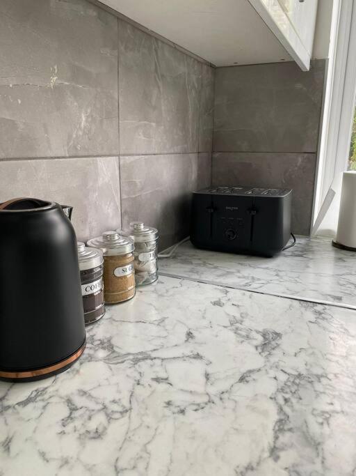 Luxury 2 Bedroom Apartment, Parking, Few Minutes Walk From Wembley Stadium Londres Extérieur photo